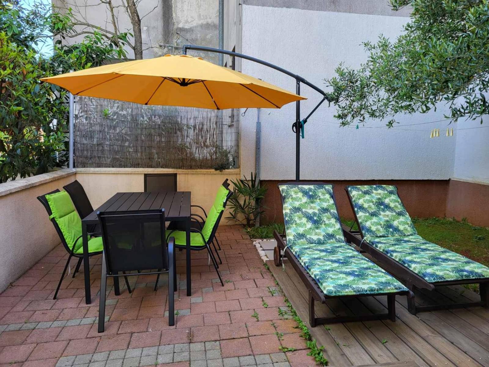 Apartment With Garden In Барбарига Экстерьер фото