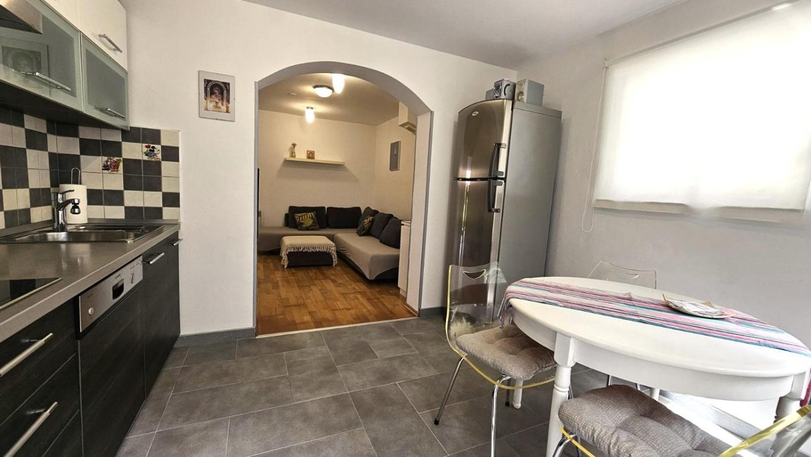 Apartment With Garden In Барбарига Экстерьер фото